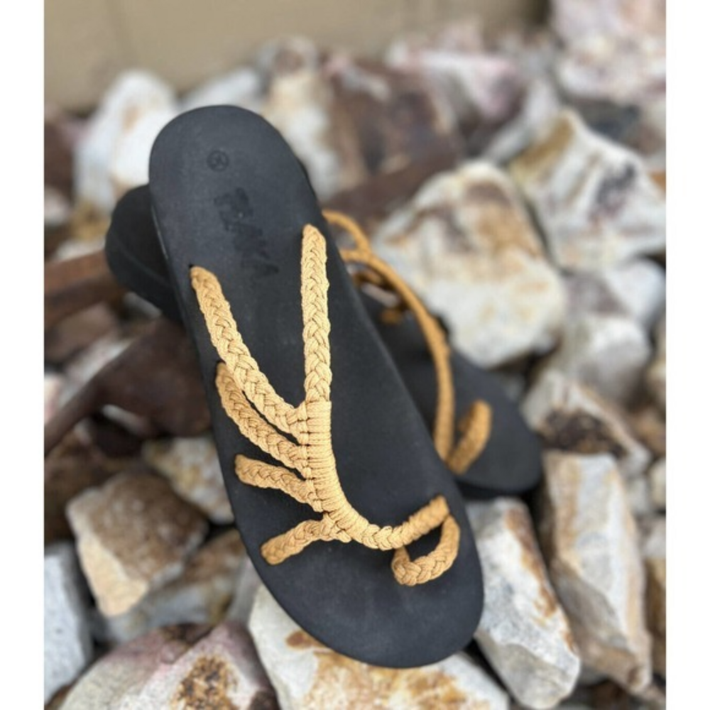Plaka Women’s Sz. 10, Mustard & Black Classic‎ Sandals, Great Pair
